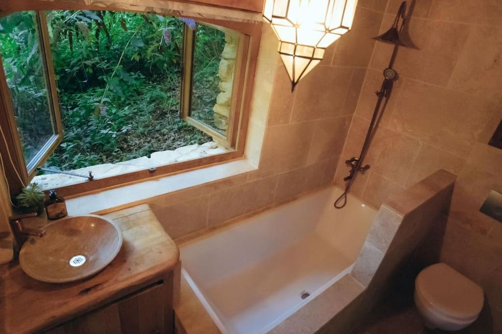 Lake House I // Alauzet Ecolodge + Nature Spa Castelnau-de-Mandailles エクステリア 写真