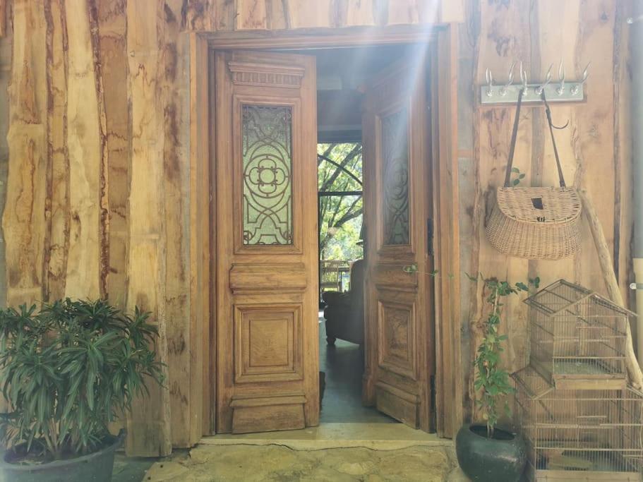 Lake House I // Alauzet Ecolodge + Nature Spa Castelnau-de-Mandailles エクステリア 写真